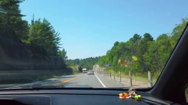 ONTARIO, CANADA - 3 Ağustos 2024: Kanada 'nın Ontario kentindeki Sudbury' ye doğru giden manzaralı bir yol.