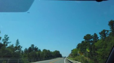 Kanada, Ontario 'da Sudbury' ye giden manzaralı bir yolda ilerliyoruz..