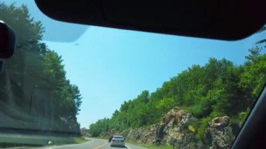Kanada, Ontario 'da Sudbury' ye giden manzaralı bir yolda ilerliyoruz..