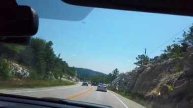 ONTARIO, CANADA - 3 Ağustos 2024: Ontario Trans-Canada Hwy boyunca Ontario, Kanada 'da Sudbery' ye doğru sürüş.