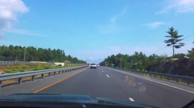 Ontario, Kanada 'da Ontario Otoyolu 400 boyunca sürüyorum. King's Highway 400.