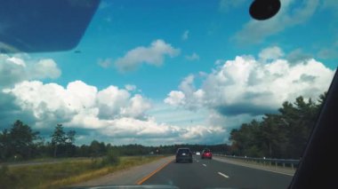 ONTARIO, CANADA - 3 AĞUSTOS 2024: Ontario Otoyolu 400. King's Highway 400.