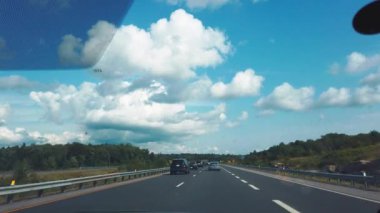 Ontario, Kanada 'da Ontario Otoyolu 400 boyunca sürüyorum. King's Highway 400.