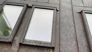 Mansard çatı katındaki pencereler, eski Avrupa kentinin mimarisi.