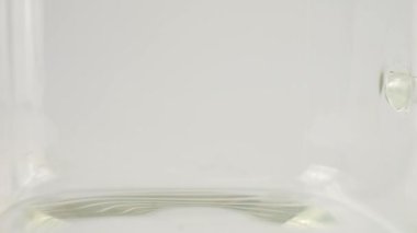 Çiçek yapraklı çay yaprakları şeffaf cam çay demliğine dökülür..