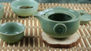 Seramik bir gaiwan 'ı sıcak su püskürterek ısıtıyorum. Doğu Asya tarzı çay seremonisi.