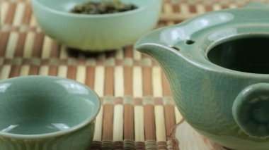 Seramik bir gaiwan 'ı sıcak su püskürterek ısıtıyorum. Doğu Asya tarzı çay seremonisi.