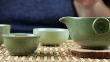 Seramik bir gaiwan 'ı sıcak su püskürterek ısıtıyorum. Doğu Asya tarzı çay seremonisi.