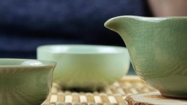 Seramik bir gaiwan 'ı sıcak su püskürterek ısıtıyorum. Doğu Asya tarzı çay seremonisi.