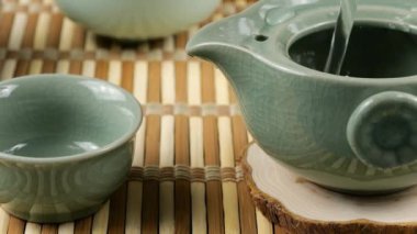 Seramik bir gaiwan 'ı sıcak su püskürterek ısıtıyorum. Doğu Asya çay seremonisinin sahnesi.