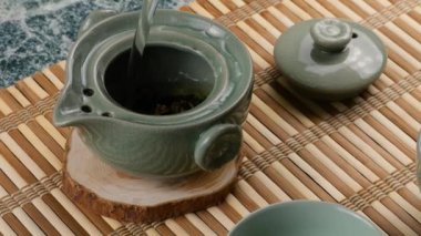 Sıcak su gaiwan 'a dökülüyor. Çay yapraklarını yıkamak için ilk su dökümü..