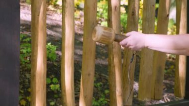 Müzik aleti dendrofon. Çubuklar kayın, meşe, ıhlamur, huş ağacı, ladin, çam, akçaağaç ve külden yapılır. Ses sopalara tahta bir çekiçle vurularak çıkıyor..