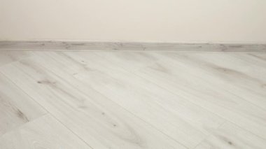 Erkeklerin pantolonları odanın zeminine atılır. Çamaşır yıkama, kıyafet düzenleme ve evi temizleme teması..