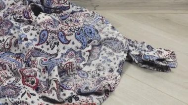 Kadın kıyafetleri odanın zeminine atılır. Çamaşır yıkama, kıyafet düzenleme ve evi temizleme teması..