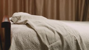 Erkek ve kadın kıyafetleri, kot, gömlek, pantolon ve kazaklar yatağa atılır..