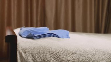 Kadın kıyafetleri, şortlar, bluzlar, tişörtler, pantolonlar ve etekler yatağa atılır.