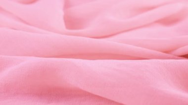 Dönen bir vitrin üzerinde ince hafif orkide mor şifon kumaşının yumuşak kıvrımlarının yakın görüntüsü. Moda, tasarım, kumaş teması üzerine aksesuar dikebilen tekstil arka planı.