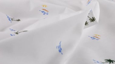 Yumuşak pamuklu kumaş kıvrımları ve yaz tatili teması. Kumaşlı bir vitrin üst görüntüsü. Tasarım ve moda teması üzerine tekstil arkaplanı.