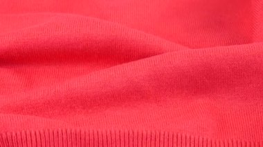 Pembe renkli pamuklu forma, karpuz tonu. Katlanan tekstil arka planı vitrin üzerinde döner. Moda, tasarım, doğal kumaş teması üzerine arka plan.