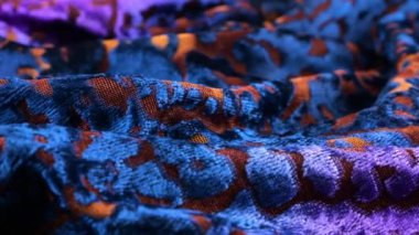 Lüks kadifenin, göz alıcı bir dokusu olan mavi-menekşe renginde yakın plan görüntüsü. Tema tasarımı, moda, terzilik ve aksesuarlar üzerine tekstil arka planı.