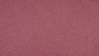 Gevşeme, mor üzüm rengi kumaştan yapılmış dokulu kumaş arkaplanı dönen bir vitrin üzerinde. Dikiş, moda ve kıyafet tasarımı. Üst görünüm.
