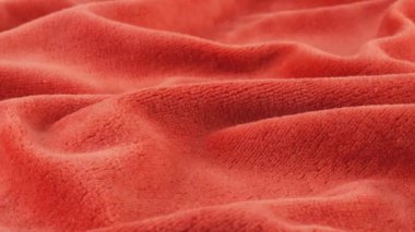 Pembenin yumuşak kadife şeftali tonları. Tema tasarımı, moda, terzilik ve aksesuarlar. Dönen bir vitrinde desenli kumaş. Üst görünüm.