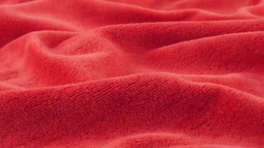 Pembenin yumuşak kadife çilek tonları. Tema tasarımı, moda, terzilik ve aksesuarların tekstil geçmişi. Dönen bir vitrinde desenli kumaş. Yakın çekim görünümü.