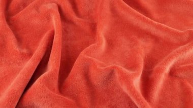 Pembenin yumuşak kadife mercan tonları. Tema tasarımı, moda, terzilik ve aksesuarların tekstil geçmişi. Dönen bir vitrinde desenli kumaş. Üst görünüm.