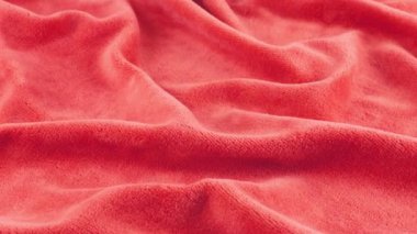 Pembenin yumuşak kadife çilek tonları. Tema tasarımı, moda, terzilik ve aksesuarların tekstil geçmişi. Dönen bir vitrinde desenli kumaş. Üst görünüm.