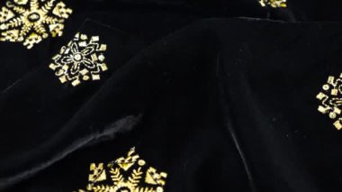 Altın işlemeli, gösterişli siyah ipek kumaş kadife kumaş. Tema tasarımı, moda, terzilik ve aksesuarların tekstil geçmişi. Güzel kıvrımlı kumaş.
