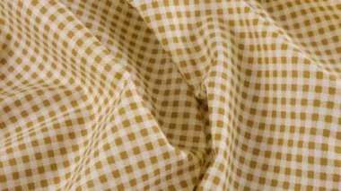 Kahverengi ve bej renkli kafesin yumuşak kıvrımlarının üst görüntüsü vitrinde döndürüldü. Tasarım teması, zanaat, el yapımı, yama çalışması, yaratıcılık teması.