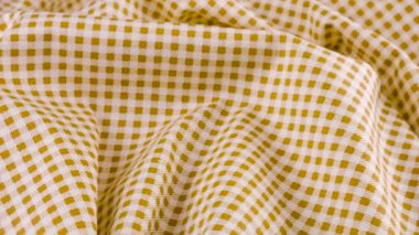 Kahverengi ve bej renkli kafesin yumuşak kıvrımlarının üst görüntüsü vitrinde döndürüldü. Tasarım teması, zanaat, el yapımı, yama çalışması, yaratıcılık teması.