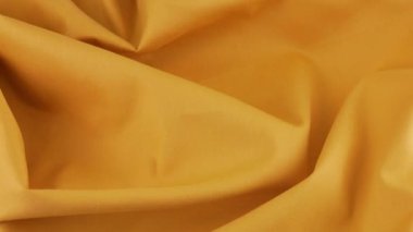 Rajah turuncu pamuğunun yumuşak kıvrımlarının üst görüntüsü vitrinde döndürüldü. Tasarım teması, zanaat, el yapımı, yama çalışması, yaratıcılık teması.