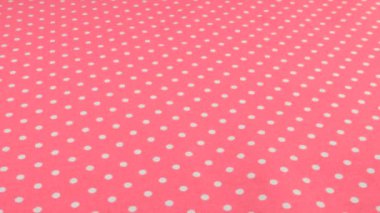 Flamingo pembesinin üst görüntüsü beyaz puantiyeli pamuk kumaş vitrinde döndürülmüş. Tasarım teması, zanaat, el yapımı, yama çalışması, yaratıcılık teması.