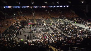TORONTO, CANADA - 20 Eylül 2024: İzleyiciler Toronto, Orlando, Kanada 'daki konserden önce Scotiabank Arena' da toplandılar.