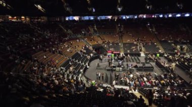 TORONTO, CANADA - 20 Eylül 2024: İzleyiciler Toronto, Orlando, Kanada 'daki konserden önce Scotiabank Arena' da toplandılar.