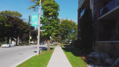 KINGSVILLE, CANADA - 15 Ekim 2024: Kingsville 'in resimli caddelerinde yürüyorum, Kanada, Orlando' daki kır evleri boyunca. Kingsville, Kanada 'nın Ontario eyaletinin güneybatısında yer alan bir şehirdir. Kasaba statüsüne sahip Kanada 'nın en güneydeki belediyesidir..