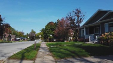 Kingsville 'in resimli sokaklarında yürüyorum. Kanada, Orlando' daki kır evleri boyunca. Kingsville, Kanada 'nın Ontario eyaletinin güneybatısında yer alan bir şehirdir. Kasaba statüsüne sahip Kanada 'nın en güneydeki belediyesidir..