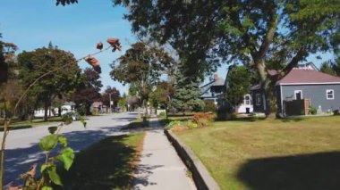 Kingsville 'in resimli sokaklarında yürüyorum. Kanada, Orlando' daki kır evleri boyunca. Kingsville, Kanada 'nın Ontario eyaletinin güneybatısında yer alan bir şehirdir. Kasaba statüsüne sahip Kanada 'nın en güneydeki belediyesidir..