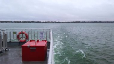 Bulutlu bir sonbahar gününde, Erie Gölü 'ndeki Kingsville' den Pelee Adası 'na feribot yolculuğu. Ontario, Kanada