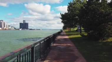 Nehir manzarası ve Detroit şehri, Kanada tarafından ABD. Kanada, Ontario 'nun güneybatısındaki Windsor' da Nehir Önü Yolu boyunca yürüyorum..