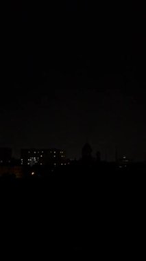 Gece gökyüzünde fırtına bulutları ve şimşekler. Dikey video.