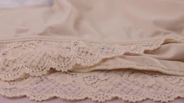 Günlük örgü, kadın iç çamaşırı, siyah, gri ve bej külotlar vitrinde dönüyor..