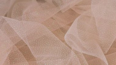 Pembe tonlarda narin, havadar organzalar vitrinde dönüyor. Düğün teması, gelin, elbise, moda..