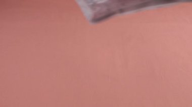 Çok renkli örülmüş kadın külotu çarşafa düşer. Kadın iç çamaşırı teması.