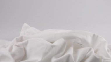 Sıradan örülmüş, kadın iç çamaşırları, renkli külotlar beyaz arka plana düşüyor..