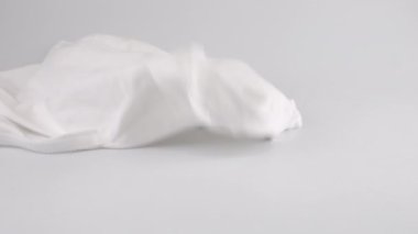 Sıradan örülmüş, kadın iç çamaşırları, renkli külotlar beyaz arka plana düşüyor..