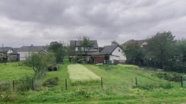 Ukrayna 'nın batı kesimindeki Ukrayna köylerinin tren penceresinden görüntü.