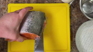 Daha fazla pişirmek için somon balığını bıçakla kesmek filetoyu hazırlamak ve kemikleri çıkarmak. Üst görünüm.