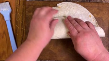 Sebze, bitki ve deniz ürünleriyle lavaş hazırlıyorum. Üst görünüm.